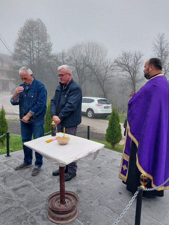 МРКОЊИЋ ГРАД, 16. НОВЕМБРА /СРНА/ - У мјесту Брдо код Мркоњић Града данас је служен парастос за десет припадника Војске Републике Српске погинулих у Одбрамбено-отаџбинском рату, као и за четири цивилне жртве рата.