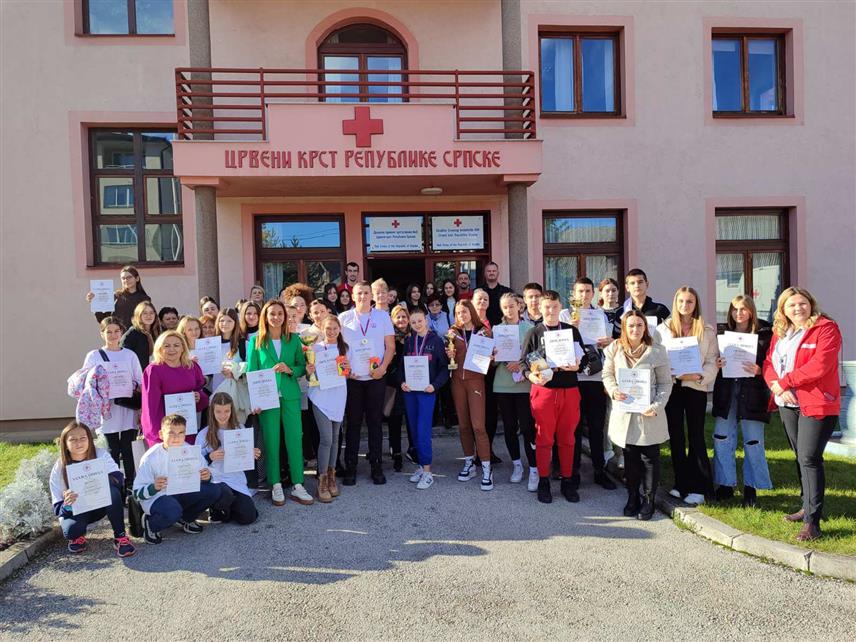 ПАЛЕ, 16. НОВЕМБРА/СРНА/ - Екипа Основне школе "Петар Петровић Његош" из Источне Илиџе побједник је републичког такмичења о познавању покрета Црвеног крста, које је одржано данас на Палама и на којем је учествовало девет екипа.