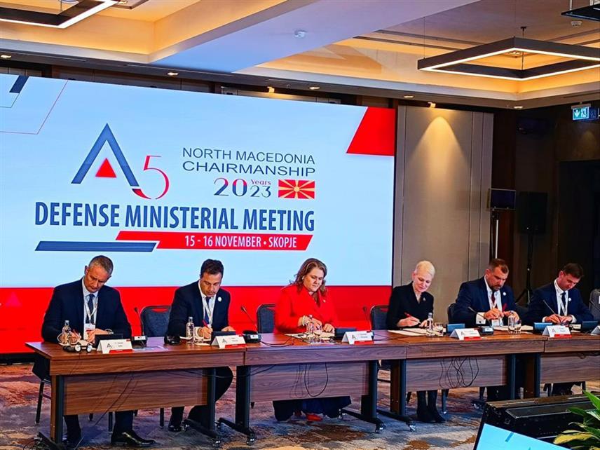 СКОПЉЕ, 16. НОВЕМБРА /СРНА/ - Замјеник министра одбране у Савјету министара за политику и планове Славен Галић са члановима делегације Министарства одбране у Савјету министара учествовао на састанку министара одбране чланица А5 који је одржан јуче и данас у Скопљу.