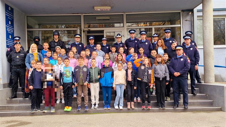 ПРИЈЕДОР, 16. НОВЕМБРА /СРНА/ - Полицијска управа Приједор организовала је данас за ученике основних школа и дјецу из вртића Дан отворених врата, поводом Аранђеловдана, крсне славе Министарства унутрашњих послова Републике Српске.