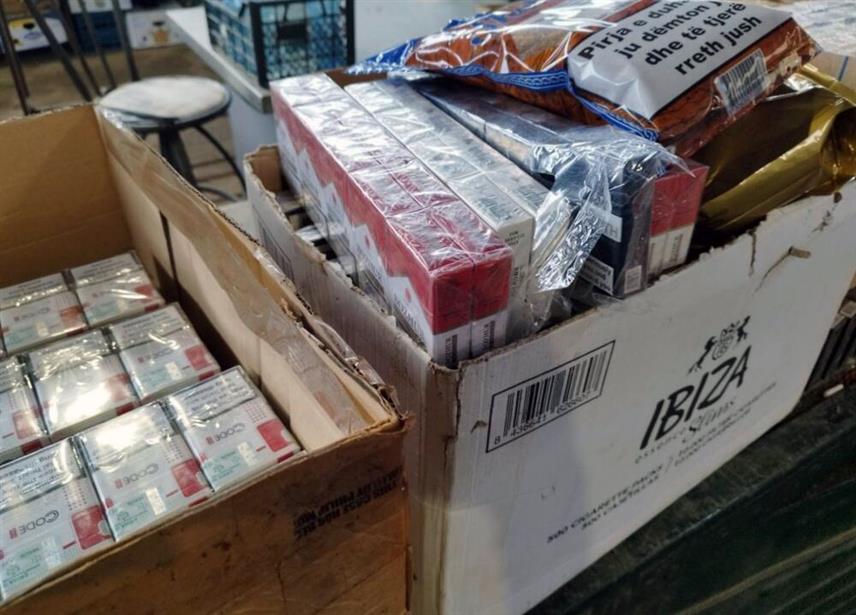 ПОДГОРИЦА, 16. НОВЕМБРА /СРНА/ - Службеници Управе прихода и царина заплијенили су на пијаци у Бару дуванске производе вриједне више од 20.000 евра.