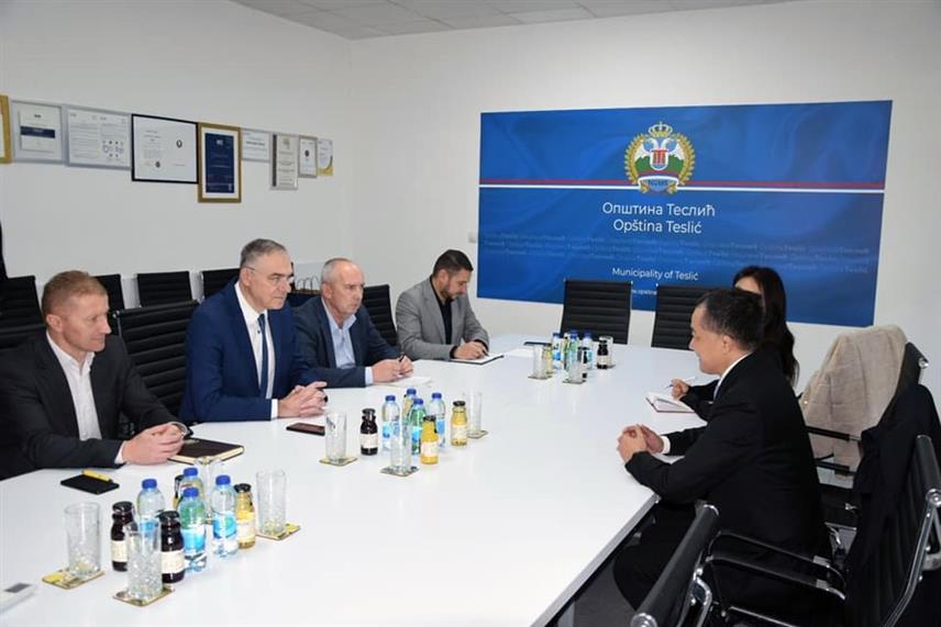 ТЕСЛИЋ, 16. НОВЕМБРА /СРНА/ - Амбасадор Кине у БиХ Ђи Пинг изјавио је данас, након разговора са начелником општине Теслић Миланом Миличевићем, да је уверен да су кинеске компаније заинтересоване за улагање у Теслић.
