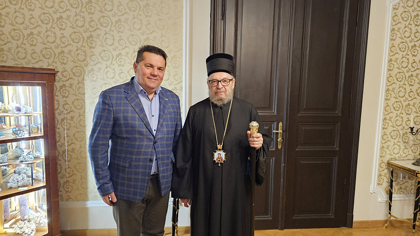 СЕНТАНДРЕЈА, 16. НОВЕМБРА /СРНА/ - Предсједник Народне скупштине Републике Српске Ненад Стевандић састао се данас у Сентандреји са Његовим преосвештенством епископом будимским Лукијаном, те посјетио Српски црквени музеј.