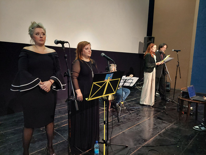 ВИШЕГРАД, 16. НОВЕМБРА /СРНА/ - Музичко - сценским наступом "Што се боре мисли моје" у биоскопу "Доли Бел" у Андрићграду обиљежена је манифестација "Дани Србије у Републици Српској".