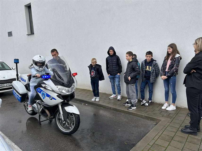 БАЊАЛУКА, 17. НОВЕМБРА /СРНА/ - Дјеца из Јавне установе Центар за образовање, васпитање и рехабилитацију слуха и говора Бањалука њих 11 данас су имали прилику да се упознају са опремом, средствима и начином рада полицијских службеника у Полицијској станици Бањалука – Лауш.