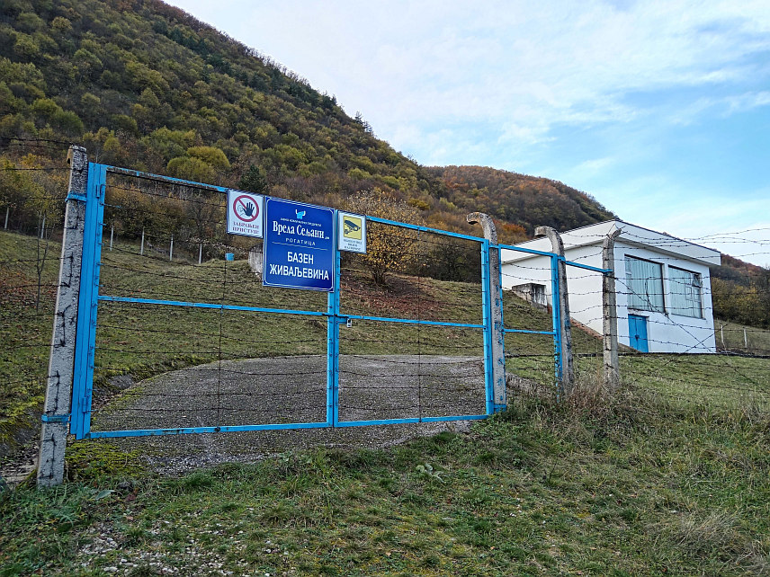 РОГАTИЦА, 17. НОВЕМБРА /СРНА/ - У рогатичкој општини ће квалитетно снабдијевање водом имати готово 100 потрошача реализацијом три мања пројекта - реконструкцијом водовода у Месићима и у двије градске мјесне заједнице Рогатица један и Рогатица два, укупне вриједности 175.000 КМ плус ПДВ.