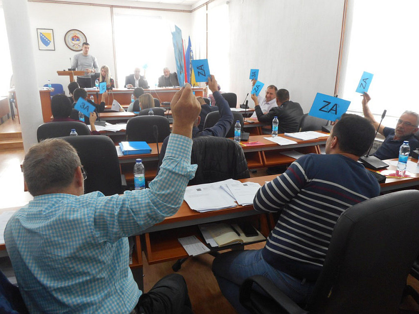 СРЕБРЕНИЦА, 17. НОВЕМБРА /СРНА/ - За четвртак, 23. новембар, заказана је тематска сједница Скупштине општине Сребреница на чијем дневном реду су кадровска питања, односно приједлог начелника ове општине Младена Грујичића за опозив његовог замјеника Хамдије Фејзића из СДА.