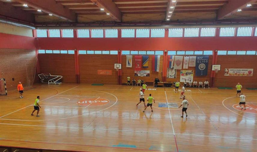 НОВИ ГРАД, 17. НОВЕМБРА /СРНА/ - У оквиру обиљежавања крсне славе Министарства унутрашњих послова Републике Српске Светог архангелара Михаила, данас је у Новом Граду одржан турнир у малом фудбалу уз учешће 10 екипа Полицијске управе Приједор.