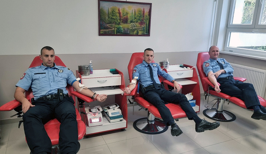 ЗВОРНИК, 17. НОВЕМБРА /СРНА/ - Припадници Полицијске управе Зворник добровољно су дали крв у Одјељењу за трансфузијску медицину Болнице Зворник, поводом обиљежавања крсне славе Министарства унутрашњих послова Републике Српске - Светог архангела Михаила.