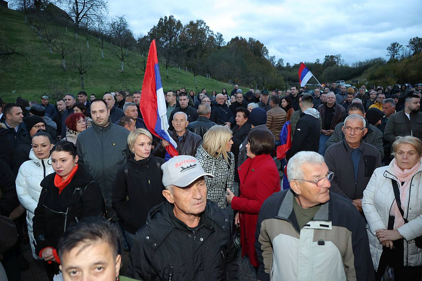 МОДРИЧА, 17. НОВЕМБРА /СРНА/ - Скуп под називом "Граница постоји" с циљем подршке институцијама Републике Српске на међуентитетској граници у мјесту Скугрић, на регионалном путу Модрича-Градачац.