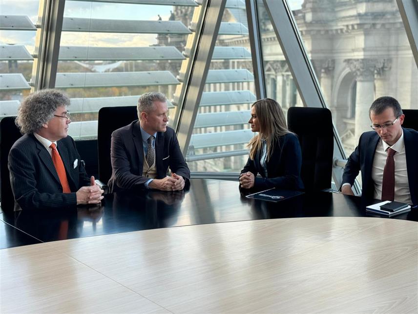 БЕРЛИН, 17. НОВЕМБРА /СРНА/ - Делегација Српске странке Заветници посјетила је њемачки Бундестаг, гдје је на позив парламентарне странке Алтернатива за Њемачку /АфД/ разговарано о потреби очувања Косова и Метохије у саставу Србије и хитном повлачењу Кристијана Шмита из БиХ.