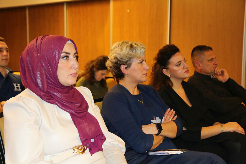 САРАЈЕВО, 17. НОВЕМБРА /СРНА/ - У Сарајеву је данас почела тродневна конференција "Уједињени у вјери за заустављање насиља над дјецом и родно заснованог насиља" на којој су представљени налази истраживања које је показало да 14,7 одсто испитаника сматра да је насиље породична ствар.