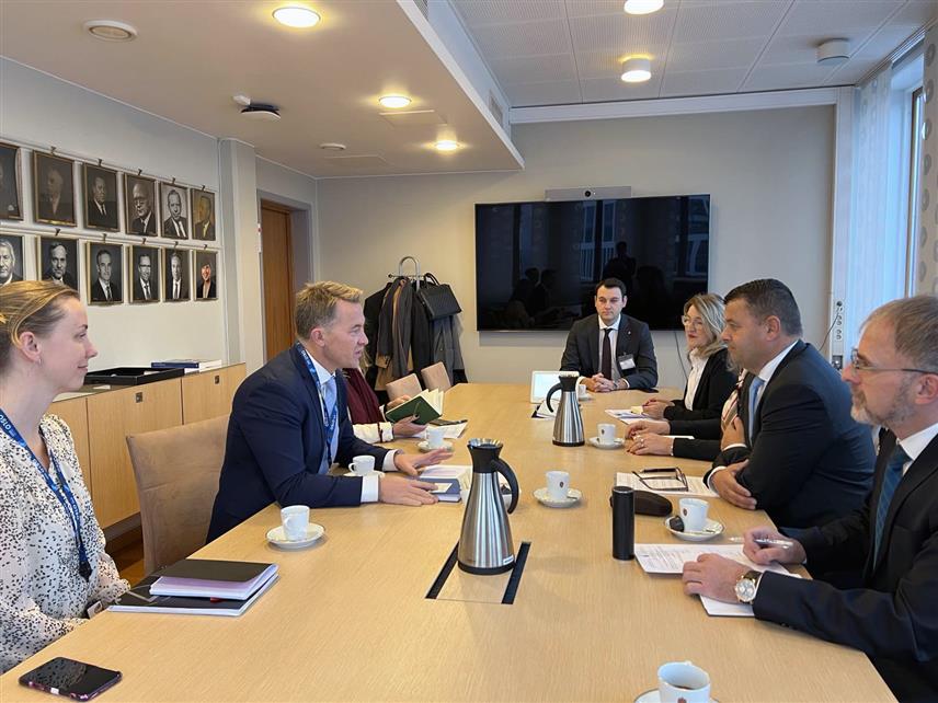 ОСЛО, 17. НОВЕМБРА /СРНА/ - Министар за људска права и избјеглице у Савјету министара Севлид Хуртић и замјеник министара спољних послова Норвешке Андреас Кравик нагласили су на састанку у Ослу да је примаран циљ да БиХ заузме одговарајуће мјесто у европској породици демократских земаља, те да настави да се развија на вриједностима и достигнућима европских демократија.