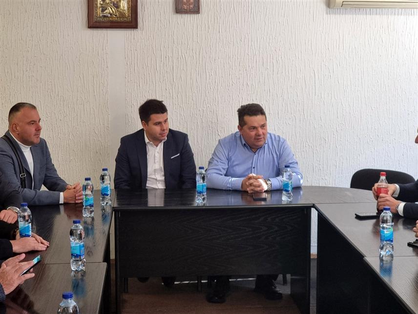 БАЊАЛУКА, 18. НОВЕМБРА /СРНА/ - Предсједник Народне скупштине Републике Српске Ненад Стевандић посјетио je Шековиће, гдје је са начелником општине Миладином Лазићем разговарао о развојним и инфрaструктурним пројектима.