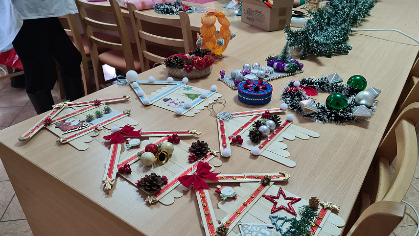 ДОБОЈ, 18. НОВЕМБРА /СРНА/ - У Добоју је данас почела креативна радионица израде празничног накита за дјецу у одрасле, које организује добојско Хрватско културно друштво "Напредак".