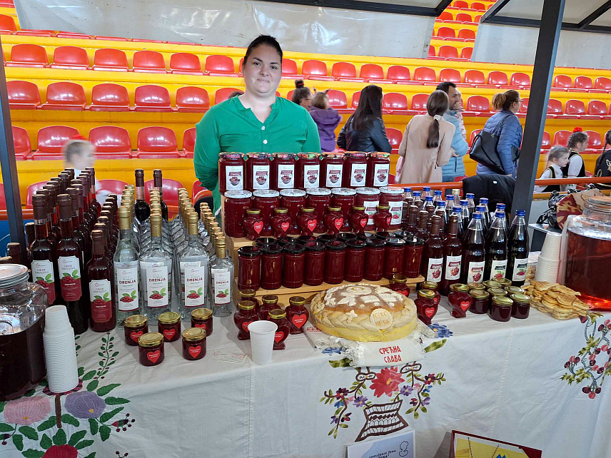 МРКОЊИЋ ГРАД, 18. НОВЕМБРА /СРНА/ - У Мркоњић Граду је на Сајму пољопривредних производа "Аранђеловдански вашар" 58 излагача из БиХ представило разне врсте ракија и производе од меда, традиционална јела, народне рукотворине, занатске производе