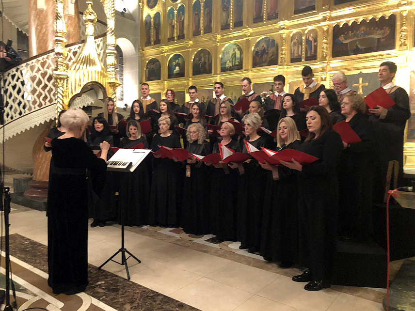 САРАЈЕВО, 18. НОВЕМБРА /СРНА/ - У Саборној цркви Рођења Пресвете Богородице у Сарајеву вечерас је одржан Пети хорски фестивал "Дани `Слоге`" којем су присуствовали Његово високопреосвештенство митрополит дабробосански Хризостом и амбасадор Руске Федерације Игор Калабухов.