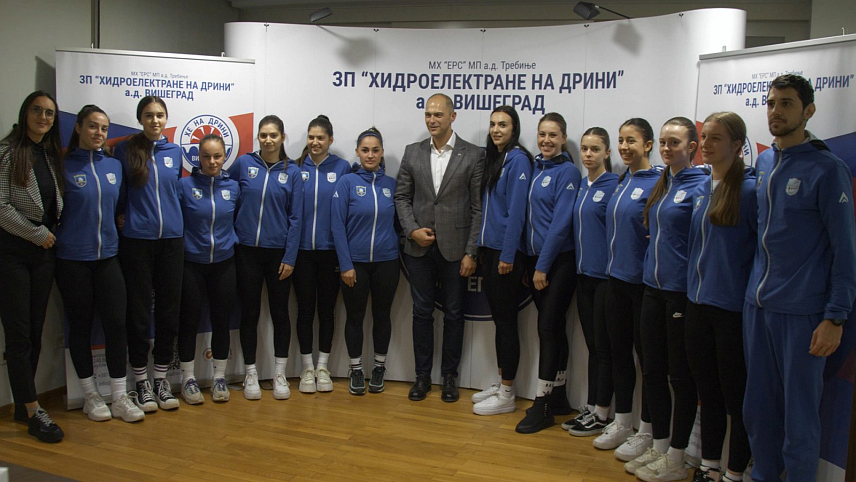 ВИШЕГРАД, 18. НОВЕМБРА /СРНА/ - Директор предузећа "Хидроелектране на Дрини" Недељко Перишић уприличио је пријем за одбојкашице Одбојкашког клуба "ХЕ на Дрини".