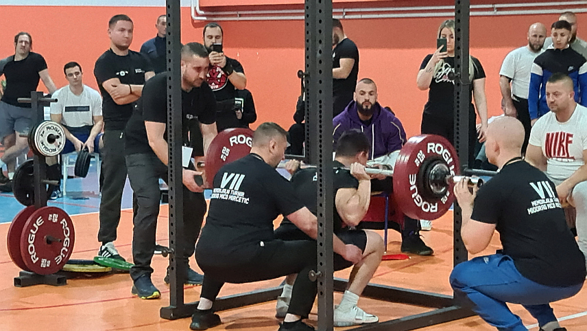 ДОБОЈ, 18. НОВЕМБРА /СРНА / - Хамза Ботић из Сарајева и Алмира Лизде из Коњица апсолутни су побједници у мушкој,односно женској конкуренцији у повер лифтингу на седмом Меморијалнимом турниру у дизању тегова “Миодраг Мићо Мирчетић”,који је вечерас одржан у Добоју.