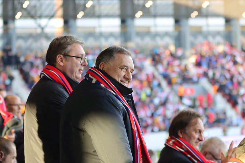 ЛЕСКОВАЦ, 19. НОВЕМБРА /СРНА/ - Предсједник Републике Српске Милорад Додик са предсједником Србије Александром Вучићем, присуствује утакмици у којој "орлови" играју против Бугарске за пласман на Европско првенство. /Фото - Борислав Здриња/