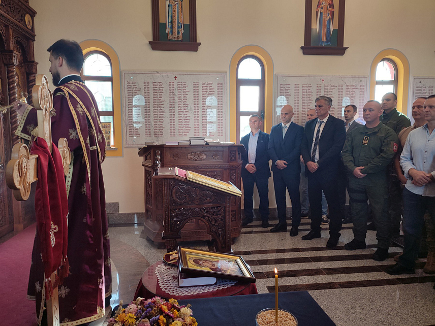 БАЊАЛУКА, 1. НОВЕМБРА /СРНА/ - У Спомен-цркви Светог архангела Михаила служен је парастос за 13 погинулих припадника Шестог одреда Специјалне бригаде полиције.