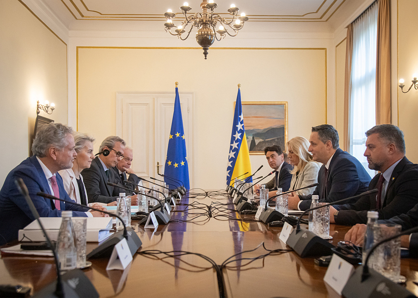 САРАЈЕВО, 1. НОВЕМБРА /СРНА/ - Чланови Предсједништва БиХ током данашњег састанка у Сарајеву са предсједником Европске комисије Урсулом фон дер Лајен.