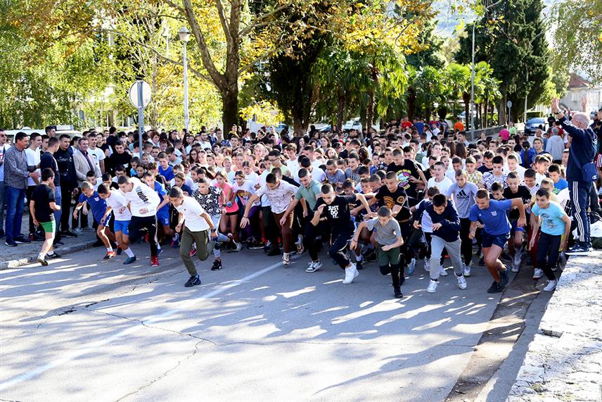 ТРЕБИЊЕ, 1. НОВЕМБРА /СРНА/ - У Требињу је данас организована хуманитарна атлетска трка под називом "Обрадујмо вршњаке на Косову и Метохији" у којој је учествовало више од 1.000 ученика свих основних и средњих школа са подручја града.