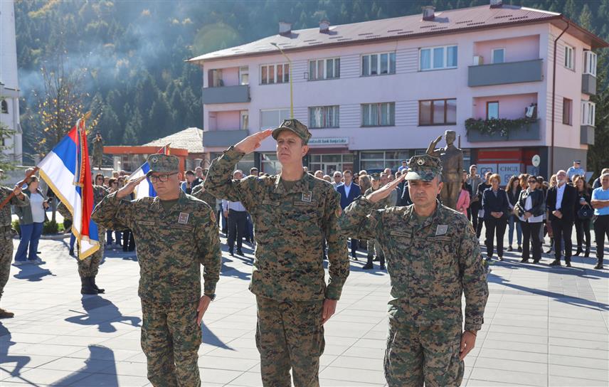 ВЛАСЕНИЦА, 1. НОВЕМБРА /СРНА/ - Полагањем цвијећа код спомен-обиљежја српским борцима погинулим у 20. вијеку, у Власеници је данас обиљежена 31 година од формирања Дринског корпуса Власеница који је био у саставу Војске Републике Српске /ВРС/.