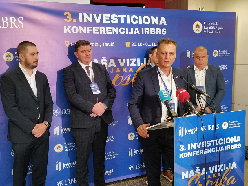 ТЕСЛИЋ, 1. НОВЕМБРА /СРНА/ - Вршилац дужности директора Инвестиционо-развојне банке /ИРБ/ Републике Српске Дражен Врховац рекао је новинарима да је ова конференција показала многе компаративне предности свих привредних грана у Српској и да је њено организовање било неопходно.