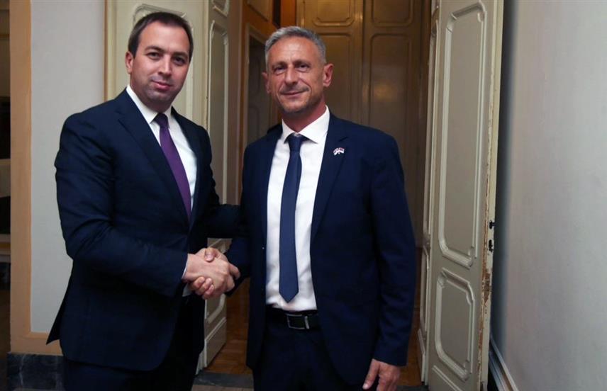 БАЊАЛУКА, 1. НОВЕМБРА /СРНА/ - Лидер Социјалистичке партије Српске /СПС/ Горан Селак честитао је Радану Остојићу избор за предсједника Борачке организације Републике Српске /БОРС/, истичући да СПС, као национално одговорна и партија социјалне правде, пружа пуну подршку овој организацији и борцима који су одбранили државност Српске у тешким временима.	

