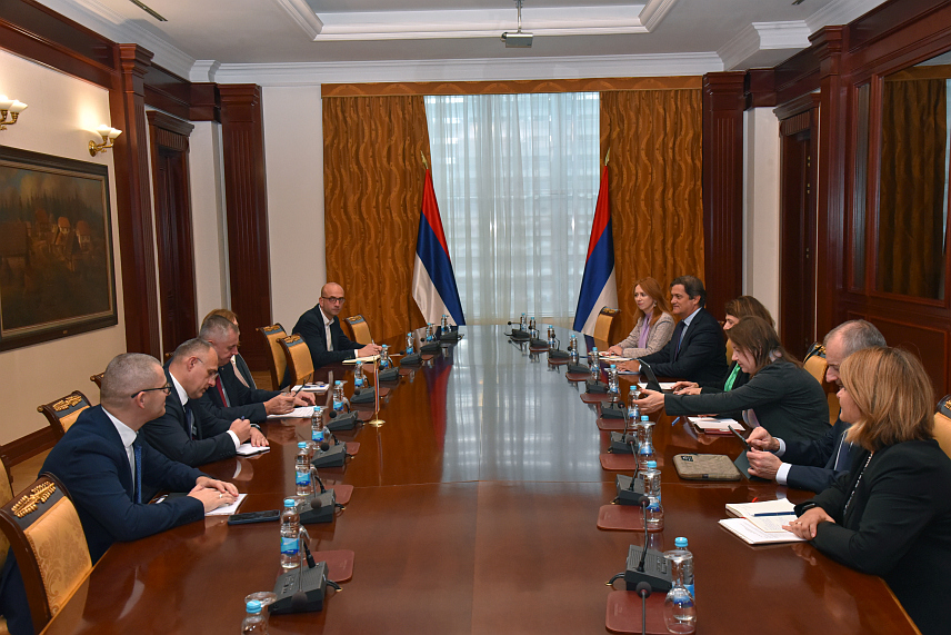 БАЊАЛУКА, 1. НОВЕМБРА /СРНА/ - Предсједник Владе Републике Српске Радован Вишковић разговарао је данас у Бањалуци са глобалним директором Свјетске банке за трговину, инвестиције и конкурентност Моном Хадад о мјерама и могућим моделима које је потребно предузети како би се мала и средња предузећа успјешно прилагодила све ригорознијим еколошким стандардима, који се постављају као услов за излазак на ЕУ тржиште.