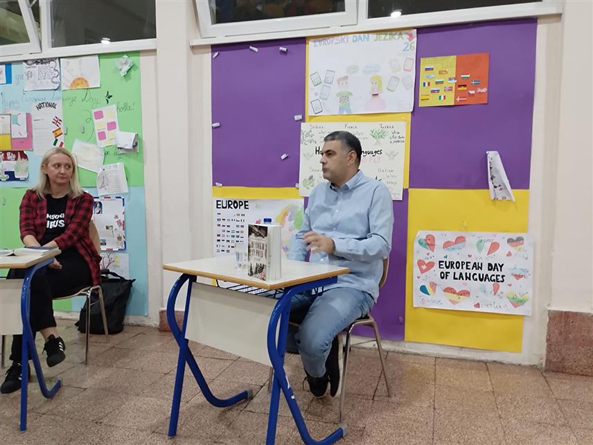 БИЈЕЉИНА, 1. НОВЕМБРА /СРНА/ - Универзитетски професор и писац Слободан Владушић био је гост књижене вечери у Гимназији "Филип Вишњић" у Бијељини.