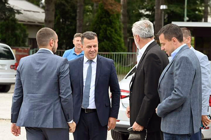 БАЊАЛУКА, 20. НОВЕМБРА /СРНА/ - У зимско одржавање магистралних и регионалних путева у Републици Српској биће укључено 10 специјализованих предузећа за одржавање саобраћајница, изјавио је директор Јавног предузећа "Путеви Републике Српске" Милан Дакић.