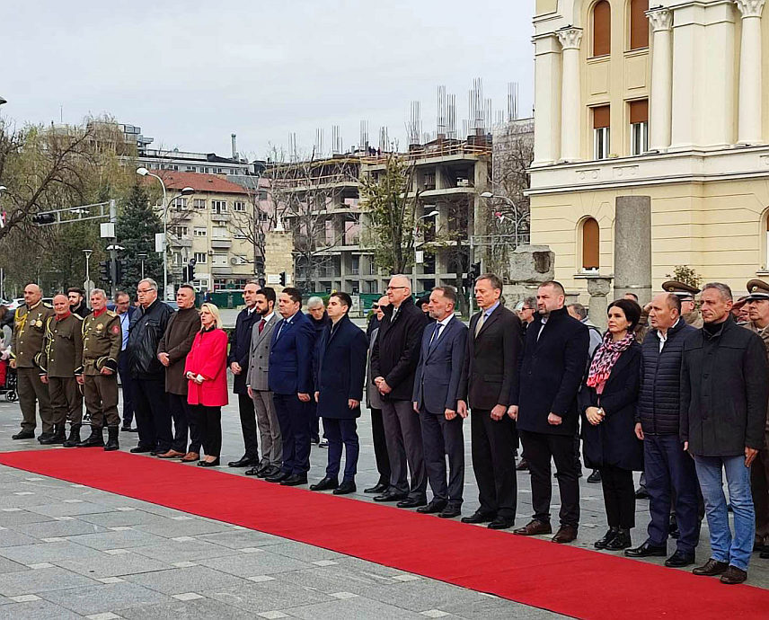 БАЊАЛУКА, 20. НОВЕМБРА /СРНА/ - На споменик бану Милосављевићу у Бањалуци данас су положени вијенци и цвијеће у оквиру обиљежавања 105 година од уласка српске војске у овај град 1918. године.
