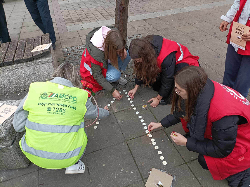 НОВИ ГРАД, 20. НОВЕМБРА /СРНА/ - У организацији Ауто-мото друштва "Уна" данас је у Новом Граду обиљежен Међународни дан сјећања на жртве саобраћајних незгода.