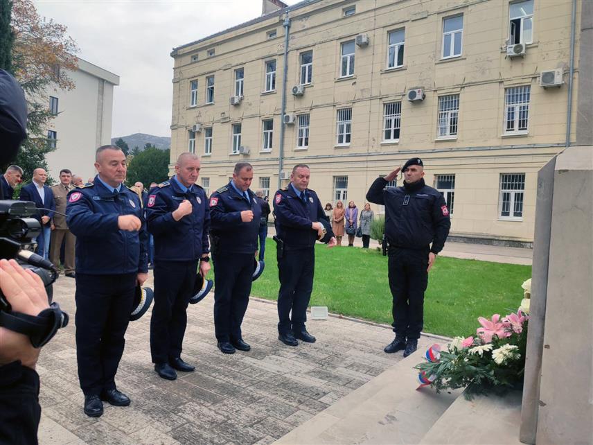ТРЕБИЊЕ, 20. НОВЕМБРА /СРНА/ - Цвијеће на спомен-обиљежје погинулим припадницима Центра јавне безбједности Tребиње положили су представници Полицијске управе Tребиње, градске Борачке организације и Tрећег одреда Специјалне бригаде полиције.