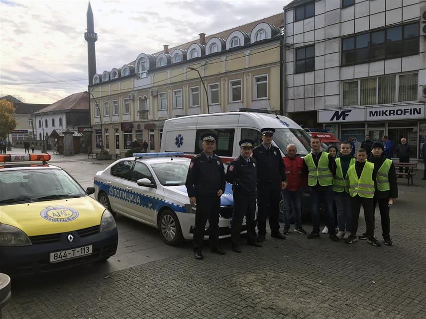 ПРИЈЕДОР, 20. НОВЕМБРА /СРНА/ - У Козарској Дубици и Новом Граду паљењем ротација и сирена и показном смотром полицијске, ватрогасне и службе хитне помоћи, те ауто-мото друштва обиљежили су данас 19. новембар, Свјетски дан сјећања на жртве саобраћајних незгода, саоптшено је данас из Полицијске управе Приједор.