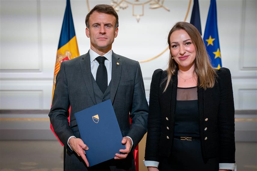 САРАЈЕВО, 20. НОВЕМБРА /СРНА/ - Амбасадор БиХ у Андори Бојана Кондић Панић предала је акредитивна писма предсједнику Француске у својству копринца Кнежевине Андоре Емануелу Макрону.