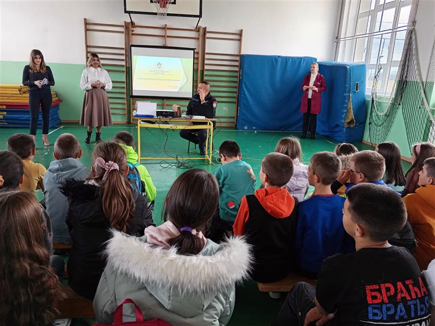 СОКОЛАЦ, 20. НОВЕМБРА /СРНА/ - Припадници Полицијске управе Источно Сарајево, одржали су данас предавање ученицима петих и шестих разреда основних школа "Соколац" на Сокоцу и "Свети Сава" у Рогатици о теми "Дјеца у дигиталном добу и дигитално насиље".
