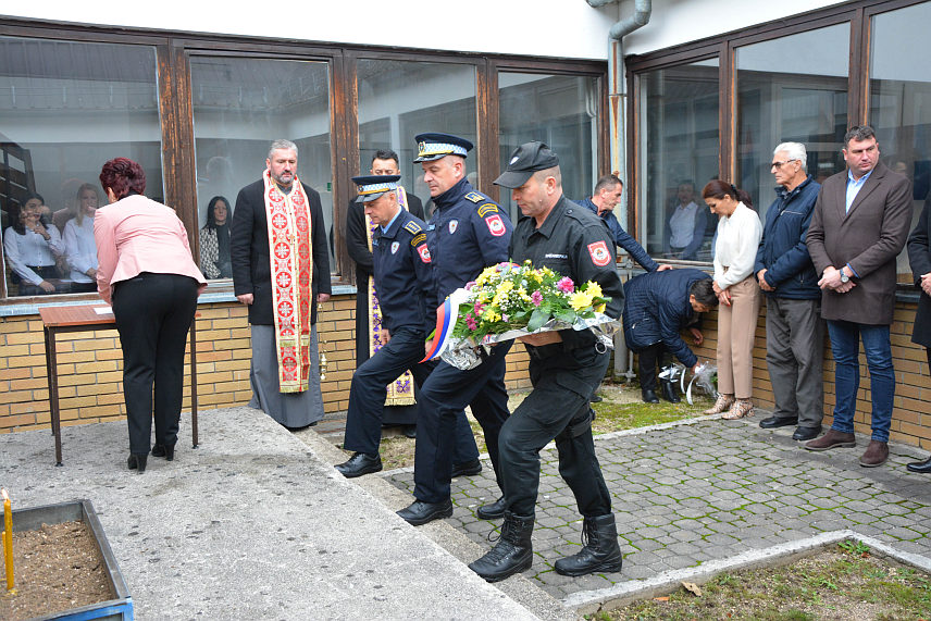 МРКОЊИЋ ГРАД, 20. НОВЕМБРА /СРНА/ - Поводом крсне славе Министарства унутрашњих послова Републике Српске - Светог архангела Михаила данас је у згради Полицијске управе Мркоњић Град служен парастос код спомен-обиљежје за 26 погинулих припадника полиције у протеклом рату.