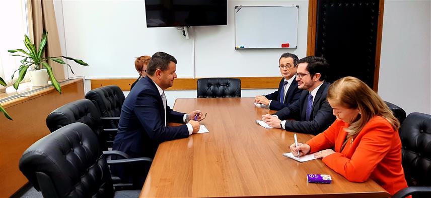 САРАЈЕВО, 20. НОВЕМБРА /СРНА/ - Министар за људска права и избјеглице у Савјету министара Севлид Хуртић разговарао је данас са амбасадором Француске у БиХ Франсоа Делмасом о начинима унапређења сарадње, посебно у погледу података о држављанима БиХ који живе у тој земљи.