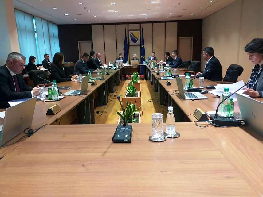 САРАЈЕВО, 20. НОВЕМБРА /СРНА/ -Сједница Савјета министара започета 9. новембра настављена је данас, а по њеном завршетку требало би да буде одржана нова на чијем је дневном реду Приједлог одлуке о одобравању средстава текуће буџетске резерве буџета институција и међународних обавеза БиХ за ову годину.