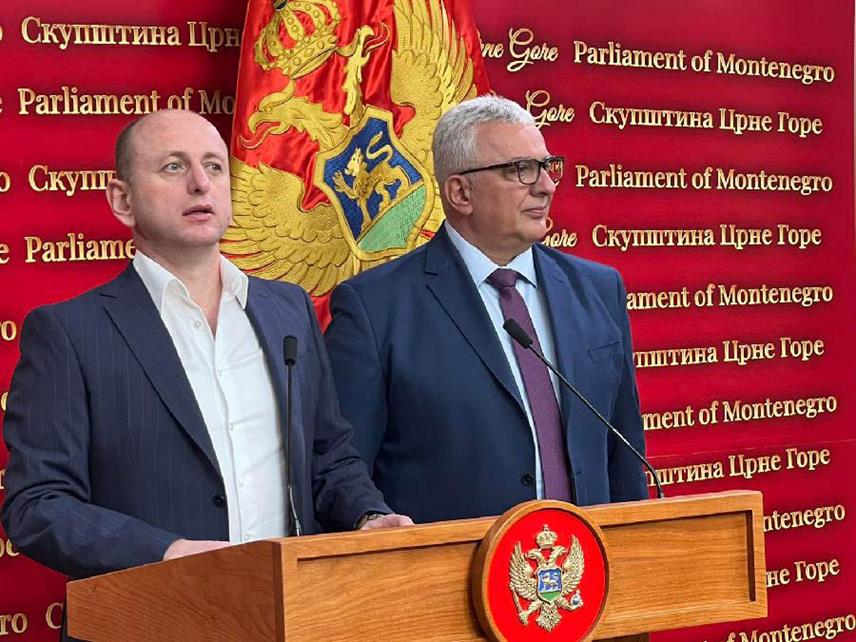 ПОДГОРИЦА, 20. НОВЕМБРА /СРНА/ - Предсједник Скупштине Црне Горе Андрија Мандић и предсједник Демократске народне партије Милан Кнежевић на конференцији за новинаре.