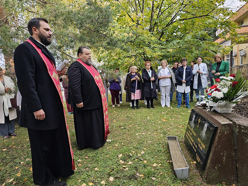 УГЉЕВИК, 20. НОВЕМБРА /СРНА/ - Уочи крсне славе Дома здравља Угљевик, Аранђеловдана, данас је служен парастос за 28 преминулих радника ове здравствене установе, од којих су два погинула борца Војске Републике Српске и двије цивилне жртва рата.