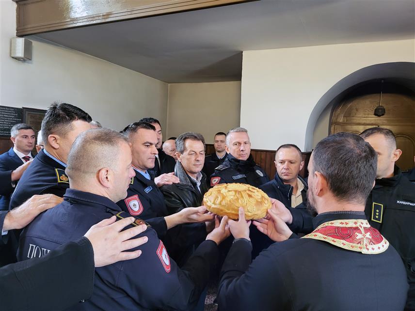 ПАЛЕ, 20. НОВЕМБРА /СРНА/ - Припадници Полицијске управе Источно Сарајево обиљежили су данас Аранђеловдан - крсну славу Министарства унутрашњих послова /МУП/ Републике Српске, а тим поводом служен је помен за погинуле припаднике полиције са подручја ове управе, преломљен славки колач у Цркви Успења Пресвете Богородице на Палама, те положени вијенци на Централно спомен-обиљежје настрадалим полицајцима.