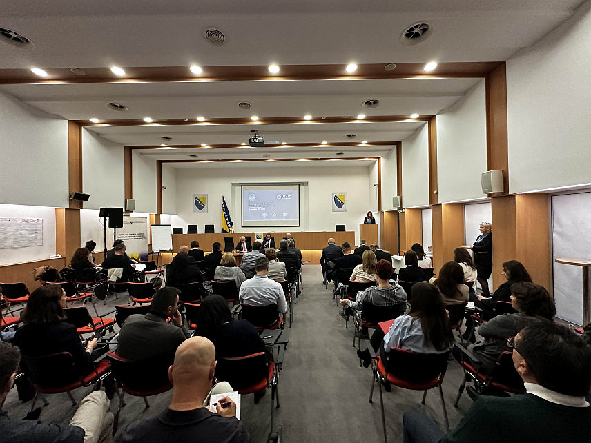 САРАЈЕВО, 20. НОВЕМБРА /СРНА/ - Централна изборна комисија /ЦИК/ БиХ данас је организовала једнодневну радионицу "Пилотирање изборних технологија" са циљем стицања увида у тренутни статус и имплеметацију пројекта "Подршка ЕУ за пилот-пројекат за ЦИК БиХ".