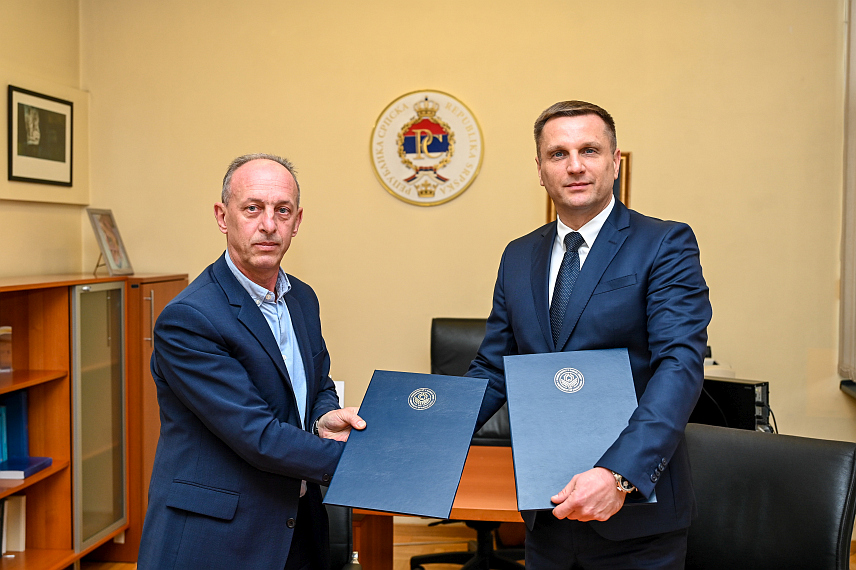 БАЊАЛУКА, 20. НОВЕМБРА /СРНА/ - Предсједник Управе Атос банке Бањалука Игор Јовичић и декан Економског факултета Миленко Крајишник потписали су данас уговор о обављању стручне праксе за студенте треће и четврте године студија.
