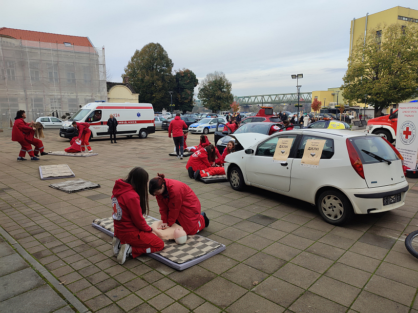 ГРАДИШКА, 20. НОВЕМБРА /СРНА/ - Oбиљежeн Свјетски дан сјећања на жртве саобраћајних незгода, у оквиру кога је изведена показна вјежба спасавања у саобраћајним незгодама и монодрама Васка Тодића "Пораз без борбе".