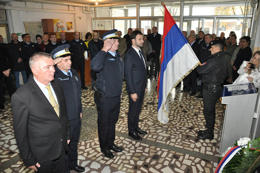 ПРИЈЕДОР, 20. НОВЕМБРА /СРНА/ - Челни људи Полицијске управе Приједор и града Приједора данас су поводом крсне славе Mинистарства унутрашњих послова /МУП/ Републике Српске - Светог архангела Михаила положили вијенце и прислужили свијеће на спомен-обиљежјe погинулим припадницима МУП-а и одали почаст за 74 полицајца припадника тадашњег приједорског Центра јавне безбједности и шест припадника Седмог одреда Специјалне бригаде полиције.