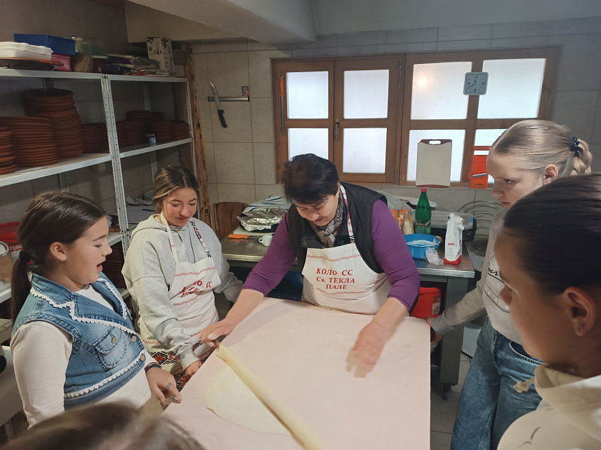 ПАЛЕ, 20. НОВЕМБРА /СРНА/ - У Долини мира на Палама данас су млади имали прилику да на радионици науче правити традиционална јела - пуру, цицвару, питу, уштипке, а све с циљем очувања српске традиције.